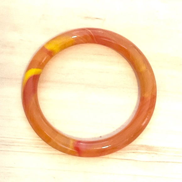 Vintage orange Bakelite bangle bracelet - Picture 2 of 5